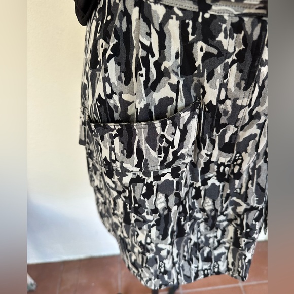 Fantastic graphic print black grey white skirt with self belt by Annelore NY. - Picture 5 of 7